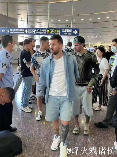 入乡随俗！梅西面带笑容与德保罗一同挤入面包车后排狭小空间