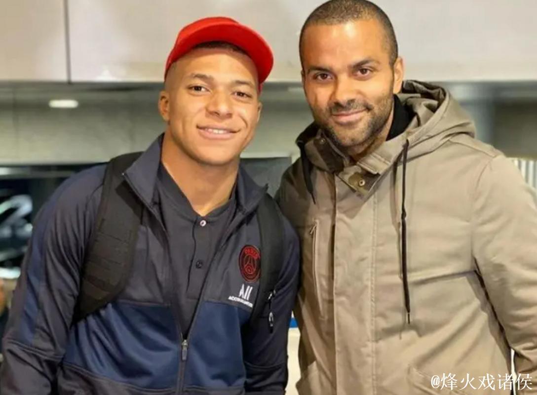 姆巴佩弟弟晒一家四口合照庆祝圣诞节 姆巴佩弟弟晒一家四口合照庆祝圣诞节