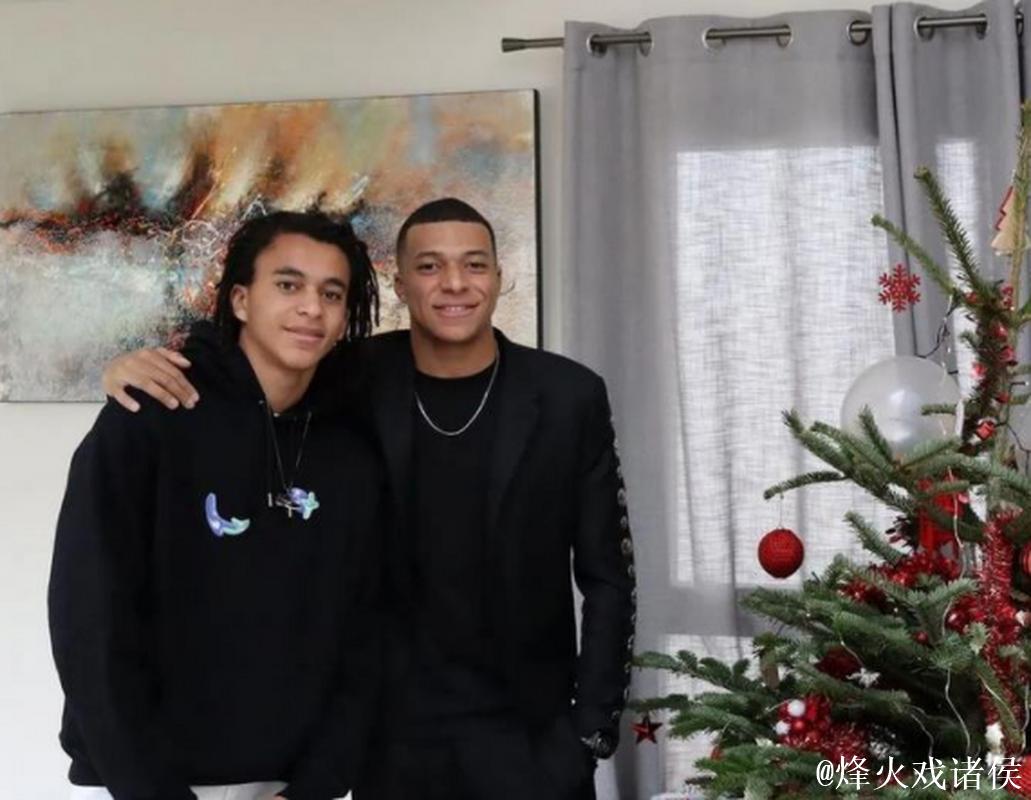 姆巴佩弟弟晒一家四口合照庆祝圣诞节 姆巴佩弟弟晒一家四口合照庆祝圣诞节